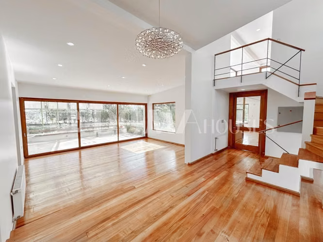 Hermosa casa moderna en parcela. 6D, 6B. Cancha de tenis.