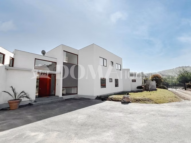 Hermosa casa moderna en parcela. 6D, 6B. Cancha de tenis.