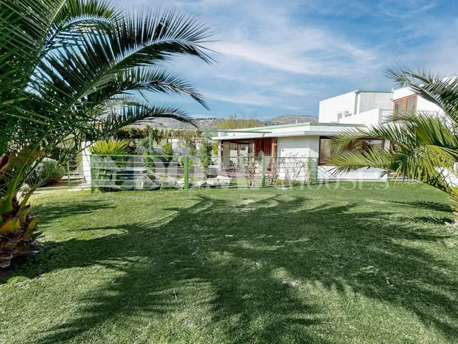 Hermosa casa moderna en parcela. 6D, 6B. Cancha de tenis.