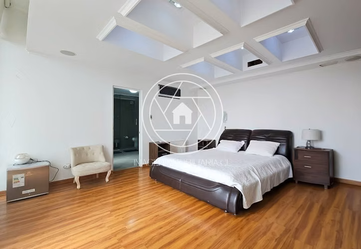 VENTA AMOBLADA Casa de 500 mts2 , 4D, 5B. en parcela 8.500 mts2.