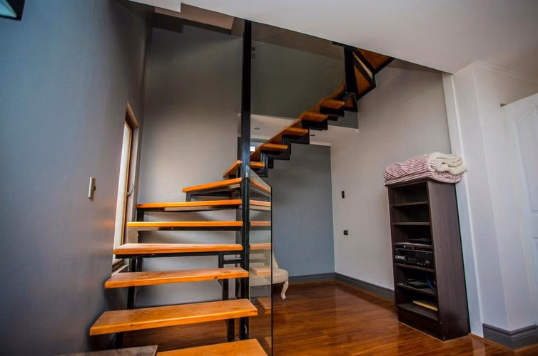 VENTA AMOBLADA Casa de 500 mts2 , 4D, 5B. en parcela 8.500 mts2.