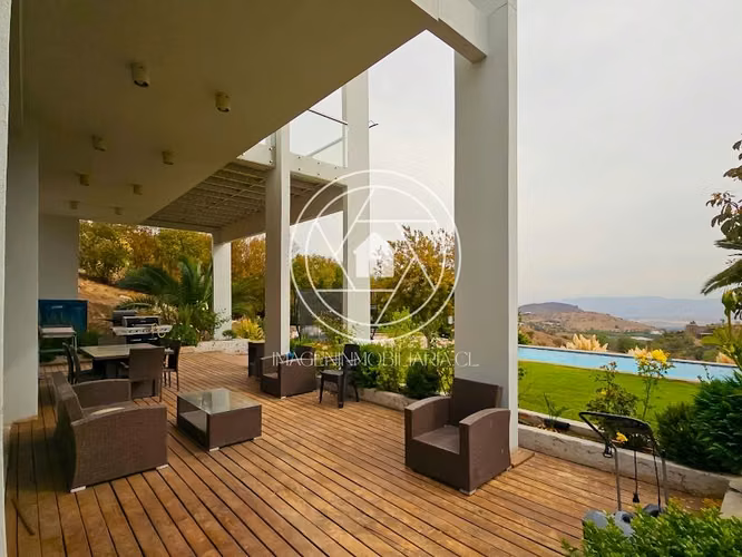 VENTA AMOBLADA Casa de 500 mts2 , 4D, 5B. en parcela 8.500 mts2.