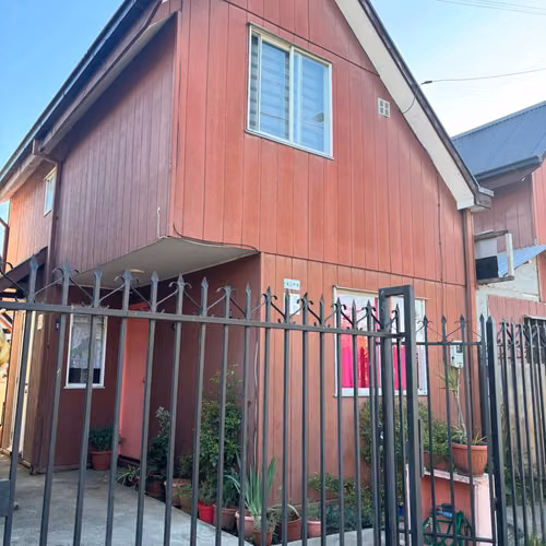 UN PATIO DESCUBIERTO PARA DISFRUTAR A GUSTO CON LOS AMIGOS LOS FINES DE SEMANA