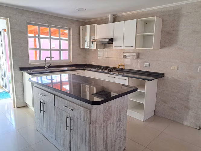 Hermosa y segura casa en condominio Pudahuel