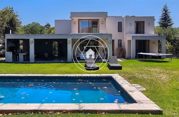 VENTA Moderna Casa en Las Brisas de Chicureo. 5D,5B. Oportunidad!!