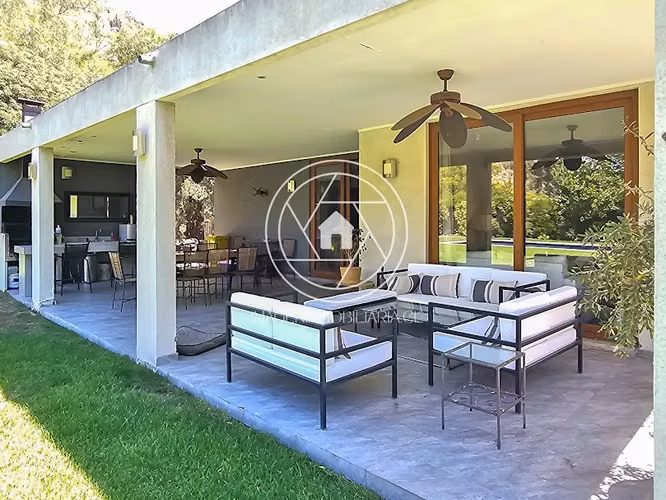 VENTA Moderna Casa en Las Brisas de Chicureo. 5D,5B. Oportunidad!!
