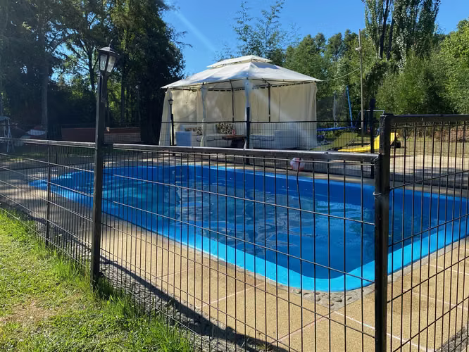 Parcela de 5030m2 con dos casas y piscina en Condominio Los Robles de Cayumapu , Valdivia