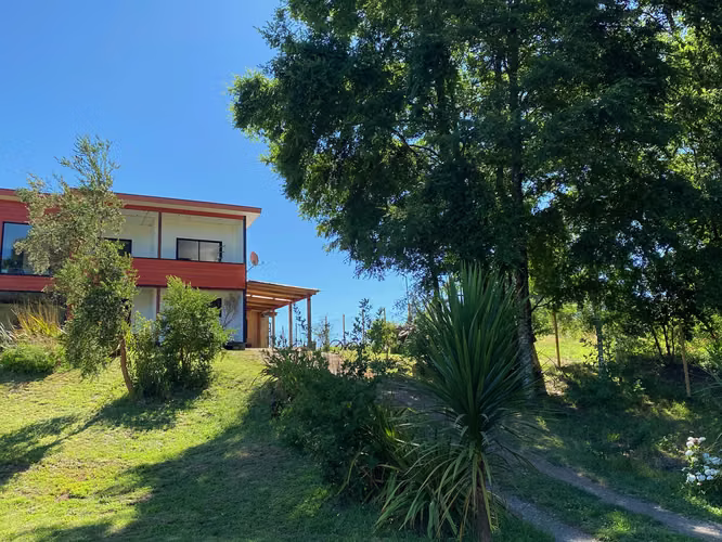 Parcela de 5030m2 con dos casas y piscina en Condominio Los Robles de Cayumapu , Valdivia