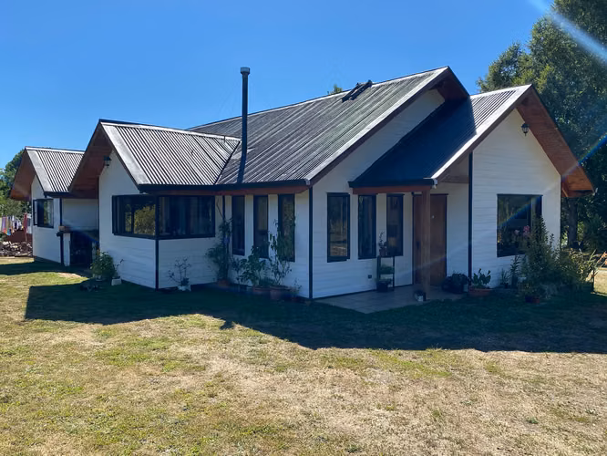Parcela de 5030m2 con dos casas y piscina en Condominio Los Robles de Cayumapu , Valdivia