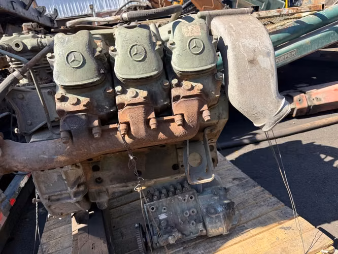 Motor V 6 Mercedes de camión - Imagen 4