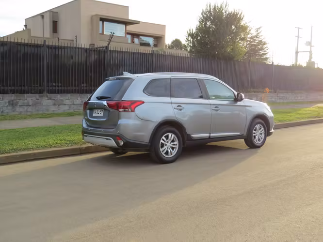 MITSUBISHI OUTLANDER 2019