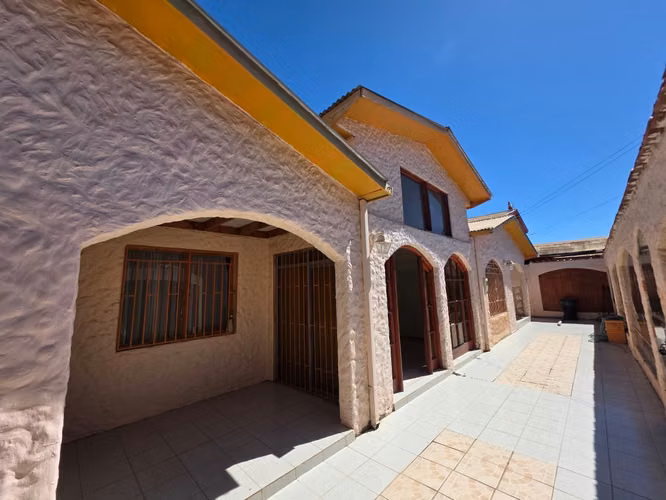 ¡GRAN OPORTUNIDAD DE AMPLIA CASA EN VENTA EN PORTAL DE TUQUI – OVALLE!