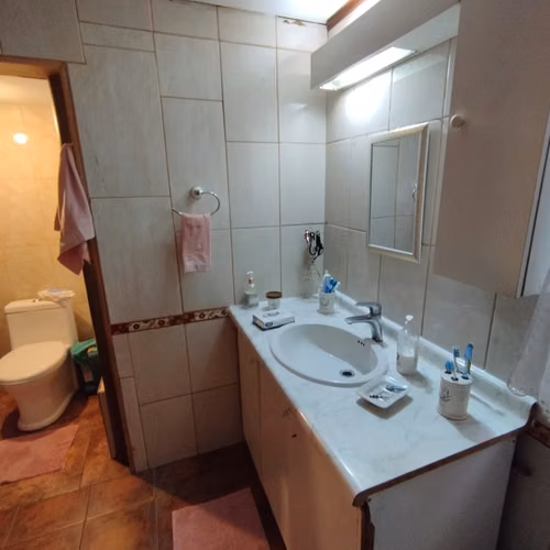 ¡Espaciosa Casa en Peñaflor con 2 Baños y Patio!
