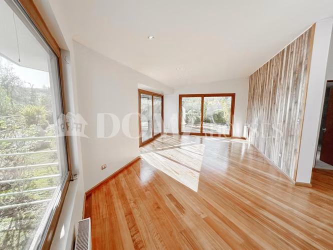 VENTA. Crédito directo. Hermosa casa moderna en parcela. 6D, 6B. Cancha de tenis.