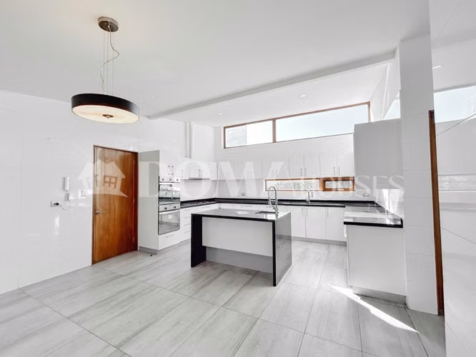 VENTA. Crédito directo. Hermosa casa moderna en parcela. 6D, 6B. Cancha de tenis.