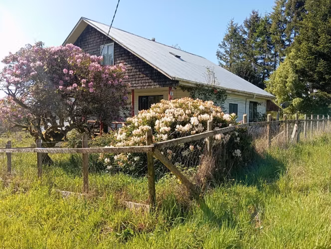 Casa con galpón, garaje y cinco sitios