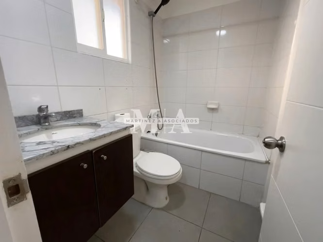  EXCLUSIVA CASA REMODELADA EN VENTA – CONDOMINIO LAGUNA NORTE, LAMPA - Imagen 4