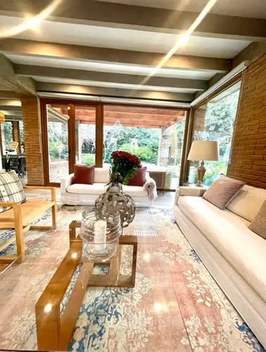 Casa remodelada frente a plaza interior – Cond. Los Almendros, Huechuraba - Imagen 3