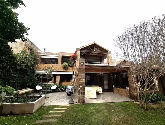Casa remodelada frente a plaza interior – Cond. Los Almendros, Huechuraba - Imagen 22
