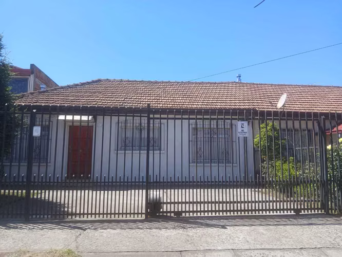 SE VENDE AMPLIA Y CENTRICA CASA  (150006)