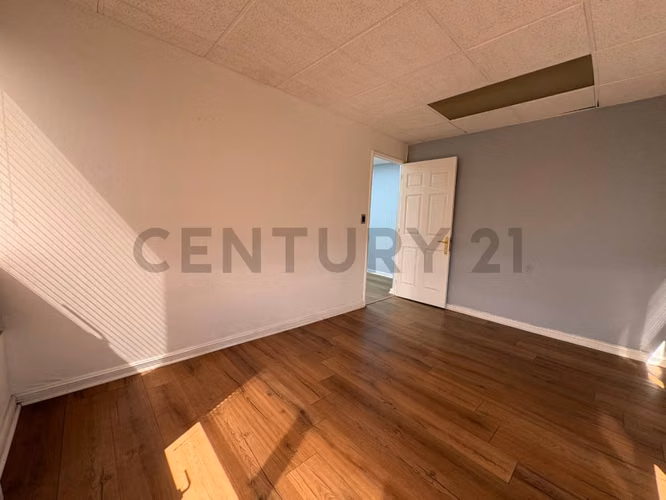 Arriendo iiluminada oficina en Libertad