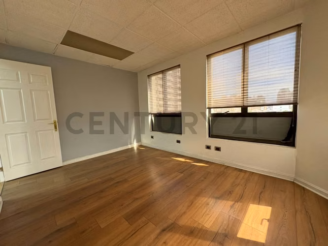 Arriendo iiluminada oficina en Libertad