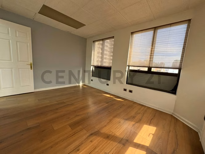 Arriendo iiluminada oficina en Libertad