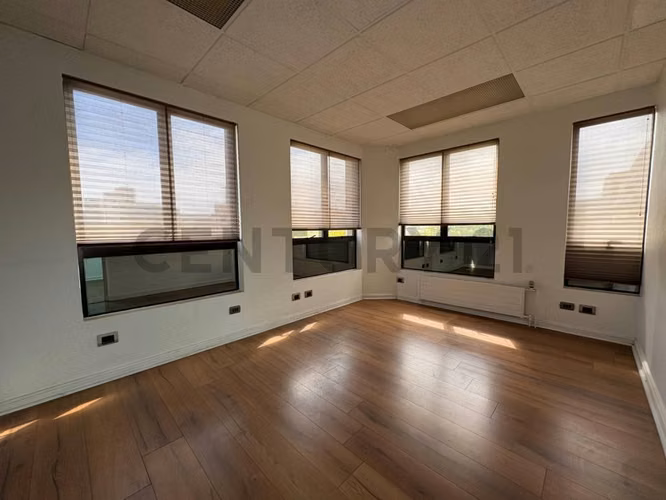 Arriendo iiluminada oficina en Libertad
