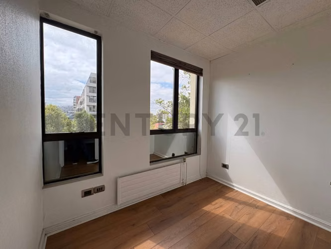 Arriendo iiluminada oficina en Libertad