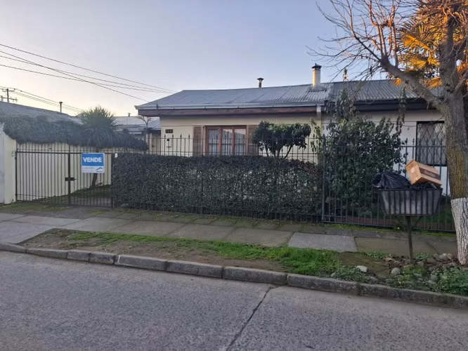 Casa de un piso, en Calle Yerbas Buenas, a pasos de Brasil