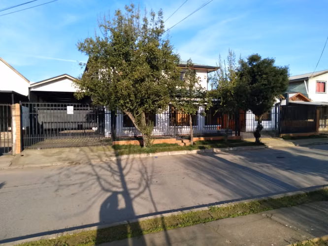 Gran casa ,a pasos de Avda Coronel de Artlleria
