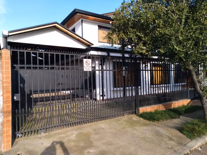 Gran casa ,a pasos de Avda Coronel de Artlleria