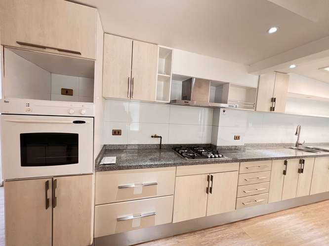 VENTA AMPLIA CASA  EN LAS TRNITARIAS LAS CONDES - Imagen 4