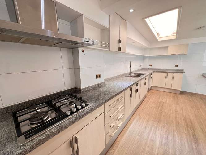 VENTA AMPLIA CASA  EN LAS TRNITARIAS LAS CONDES - Imagen 3