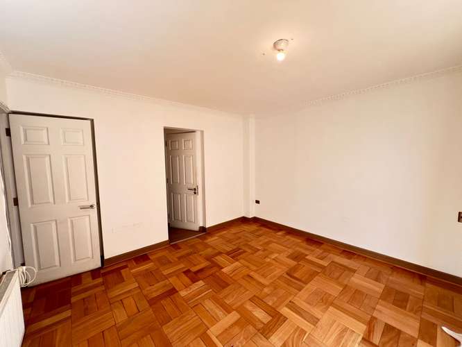 VENTA AMPLIA CASA  EN LAS TRNITARIAS LAS CONDES - Imagen 13
