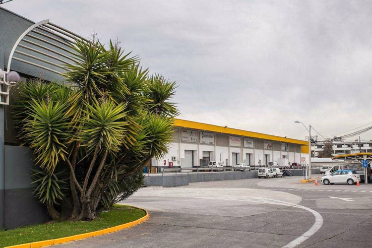 Bodega 724 m2 con buena conectividad  (150235)