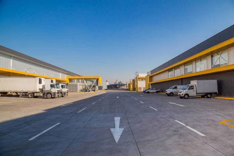 Bodega 724 m2 con buena conectividad  (150235)