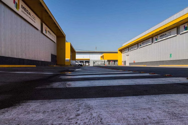 Bodega 724 m2 con buena conectividad  (150235)