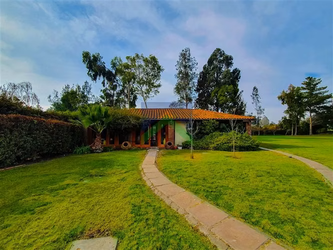 Gran Casa Familiar de 6 Dormitorios con Piscina en Melipilla