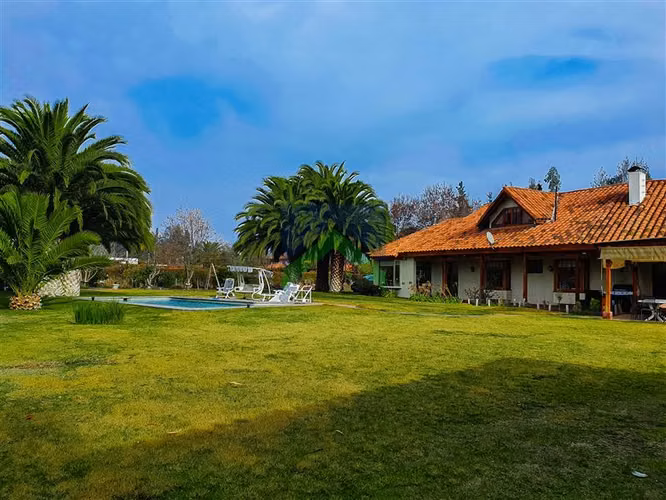Gran Casa Familiar de 6 Dormitorios con Piscina en Melipilla