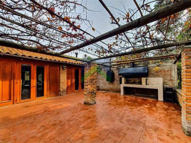 Gran Casa Familiar de 6 Dormitorios con Piscina en Melipilla