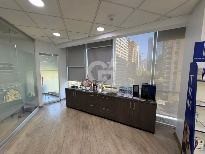 Oficina amoblada y amplia en Las Condes