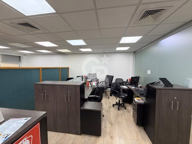Oficina amoblada y amplia en Las Condes