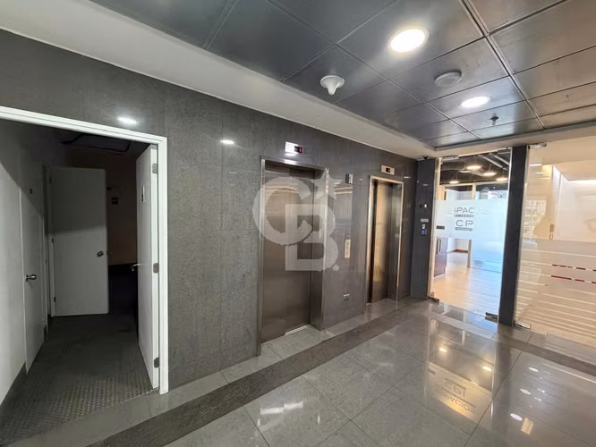 Oficina amoblada y amplia en Las Condes