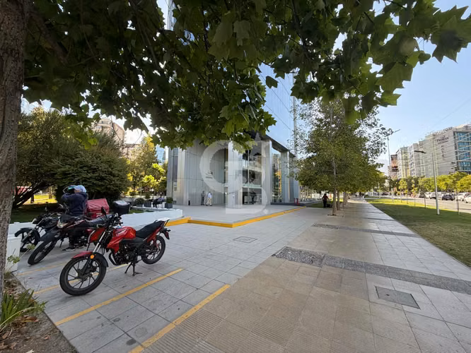 Oficina amoblada y amplia en Las Condes