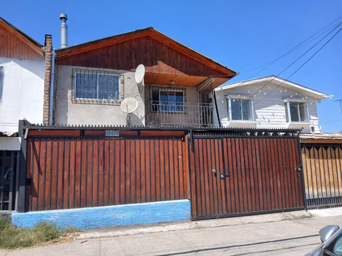 Venta de Casa 4D.  Cercana a Autopista y Metrotren
