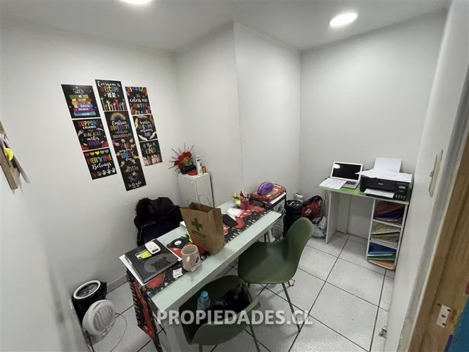 Oficina en venta Metro Santa Lucia con 4 estacionamientos