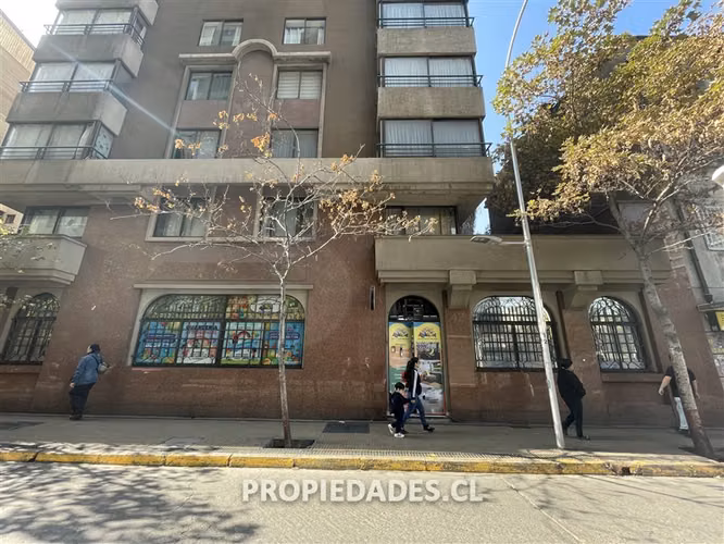 Oficina en venta Metro Santa Lucia con 4 estacionamientos