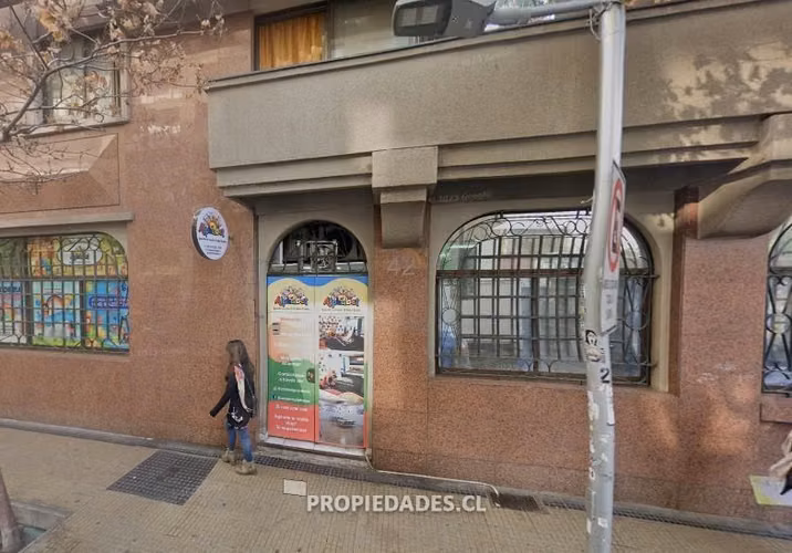 Oficina en venta Metro Santa Lucia con 4 estacionamientos