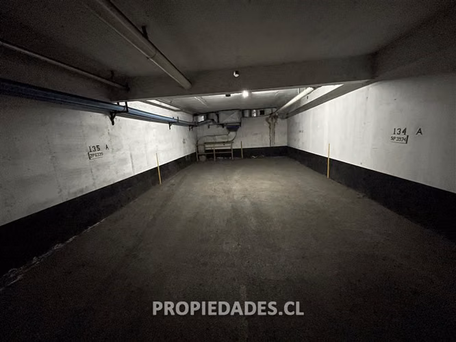 Oficina en venta Metro Santa Lucia con 4 estacionamientos
